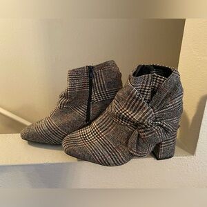 Comfort Women’s Plaid Ankle Boots with Bow Detail. Zip Closure. NWT. 8W.